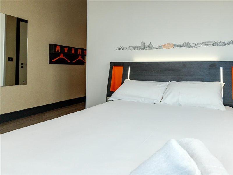 Easyhotel Milton Keynes Exterior foto